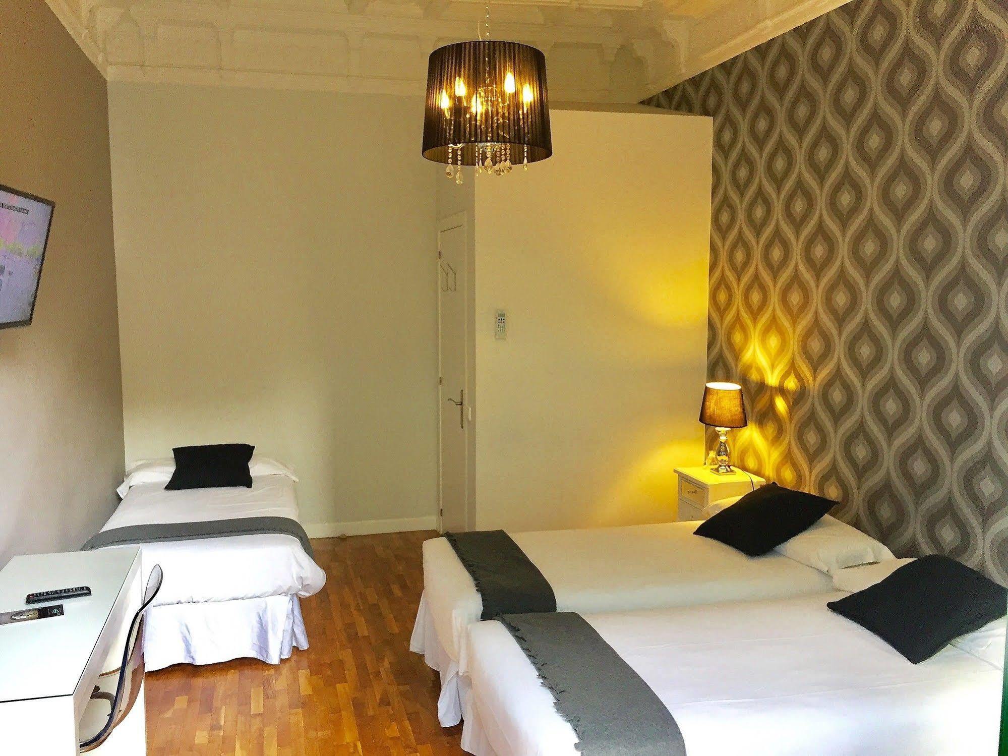 Super Balmes Guest House Barcelona Exteriör bild