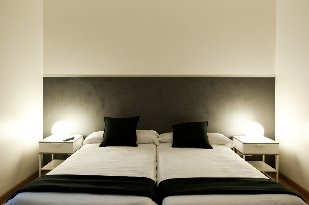 Super Balmes Guest House Barcelona Exteriör bild